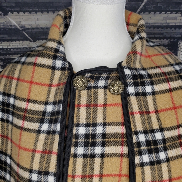 Cape in Burberry Fashion - Picture 6 of 12